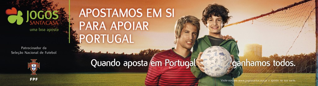 Outdoor de publicidade com jogo de futebol ao vivo